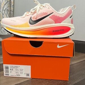 Nike Women's size 8.5 Vomero 18 Sneakers - sail/black, bright crimson, new